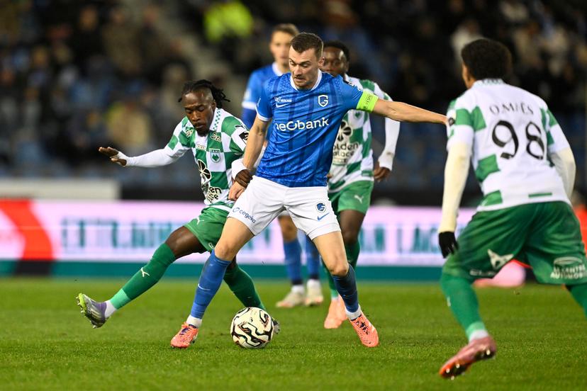RAAL's Joel Ito and Genk's Bryan Heynen fight for the ball during a soccer match between KRC Genk and RAAL La Louviere, Sunday 26 October 2025 in Genk, a game of day 12 of the 2025-2026 'Jupiler Pro League' first division of the Belgian championship. BELGA PHOTO JOHAN EYCKENS