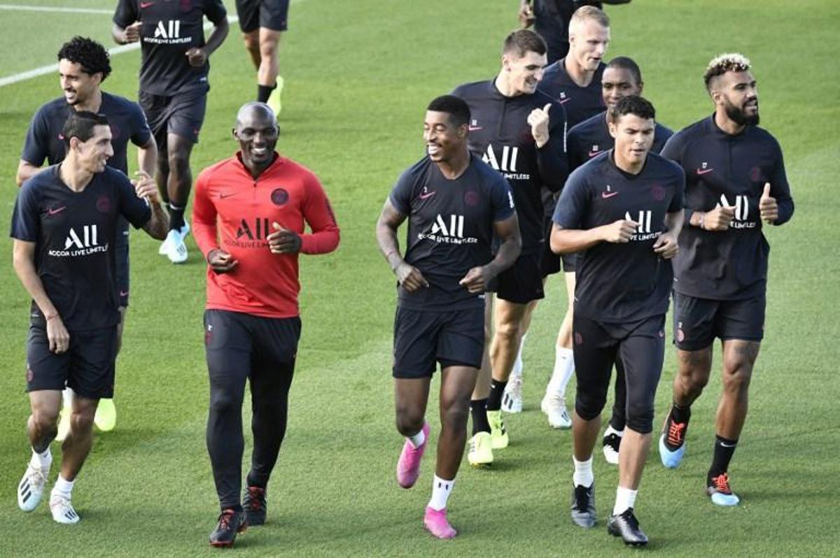 (From L, first row) Paris Saint-Germain's Argentine midfielder Angel Di Maria, deputy coach Zoumana Camara, Paris Saint-Germain's French defender Presnel Kimpembe, Paris Saint-Germain's Brazilian defender Thiago Silva and Paris Saint-Germain's Cameroon forward Eric Maxim Choupo Moting attend a training session at the club's Camp des Loges training grounds in Saint-Germain-en-Laye, west of Paris on September 24, 2019 on the eve of the L1 football match Paris Saint-Germain against Reims.  STEPHANE DE SAKUTIN / AFP