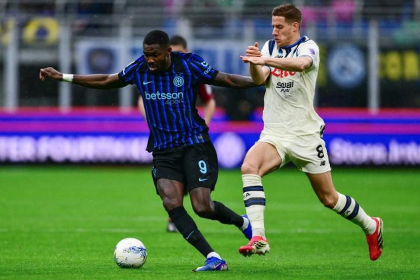 Inter Milan's French forward #9 Marcus Thuram (L) fights for the ball with Atalanta's Croatian midfielder #8 Mario Pasalic during the Italian Serie A football match between Inter Milan and Atalanta at the San Siro stadium in Milan on March 14, 2026.  MARCO BERTORELLO / AFP