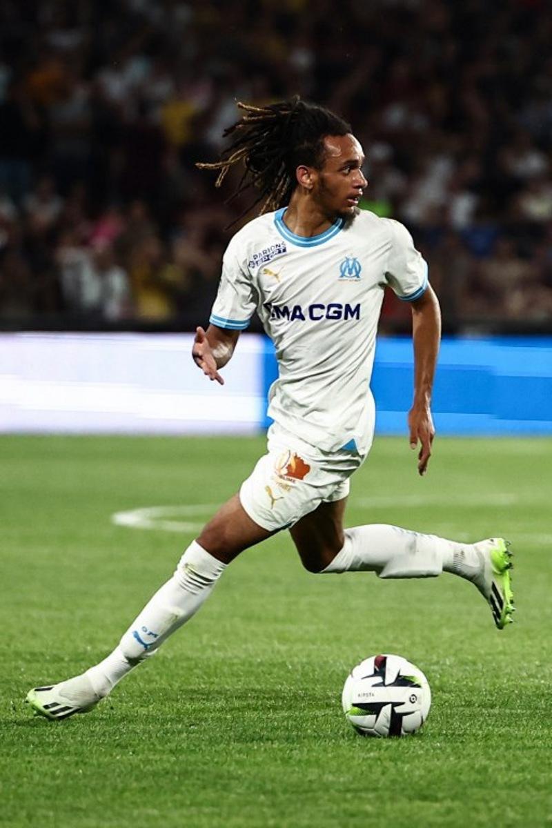 Marseille's French midfielder #37 Emran Soglo controls the ball during the French L1 football match between FC Metz and Olympique Marseille (OM) at the Saint-Symphorien Stadium in Longeville-les-Metz, eastern France, on August 18, 2023.  SEBASTIEN BOZON / AFP