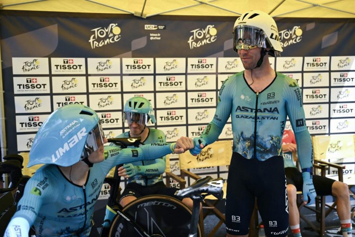 Astana Qazaqstan Team's British rider Mark Cavendish (R) waits for start of the 21st and final stage of the 111th edition of the Tour de France cycling race, a 33,7 km individual time-trial between Monaco and Nice, on July 21, 2024. Mark Cavendish took his record 35th stage win at the 111th Tour de France and will receive a special podium for his entire career. Marco BERTORELLO / AFP