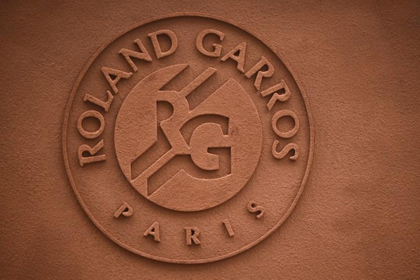 This photograph shows the logo of the French Open tennis tournament Roland-Garros at the Roland-Garros Complex in Paris on May 24, 2025.  JULIEN DE ROSA / AFP