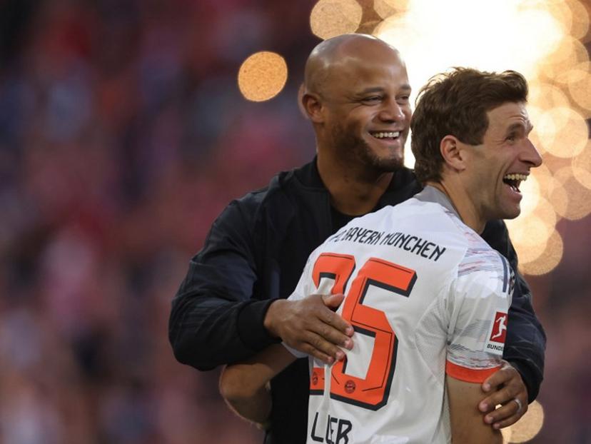 Bayern Munich's Belgian head coach Vincent Kompany congratulates Bayern Munich's German forward #25 Thomas Mueller after the German first division Bundesliga football match between Bayern Munich and Borussia Moenchengladbach in Munich on May 10, 2025.  Alexandra BEIER / AFP