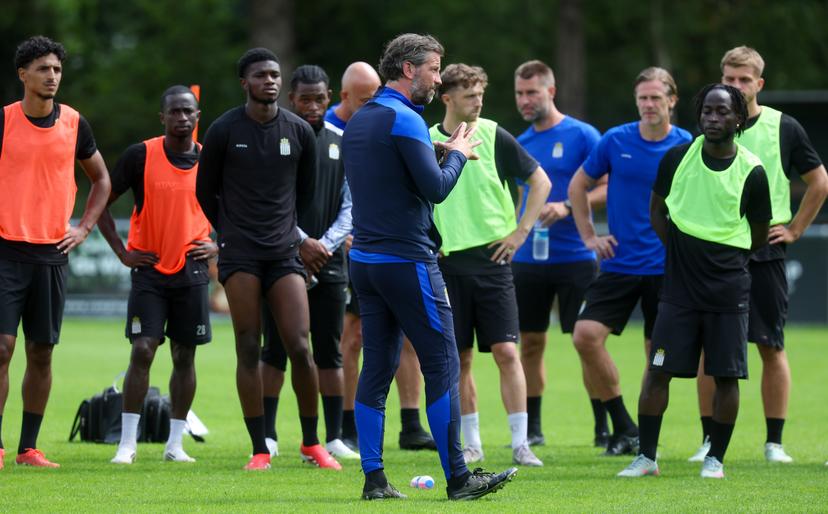 Charleroi's head coach Rik De Mil gestures during a training session during the summer camp of Belgian soccer team Sporting Charleroi, Tuesday 15 July 2025 in Garderen, The Netherlands, in preparation of the upcoming 2025-2026 Belgian first division soccer season. BELGA PHOTO VIRGINIE LEFOUR