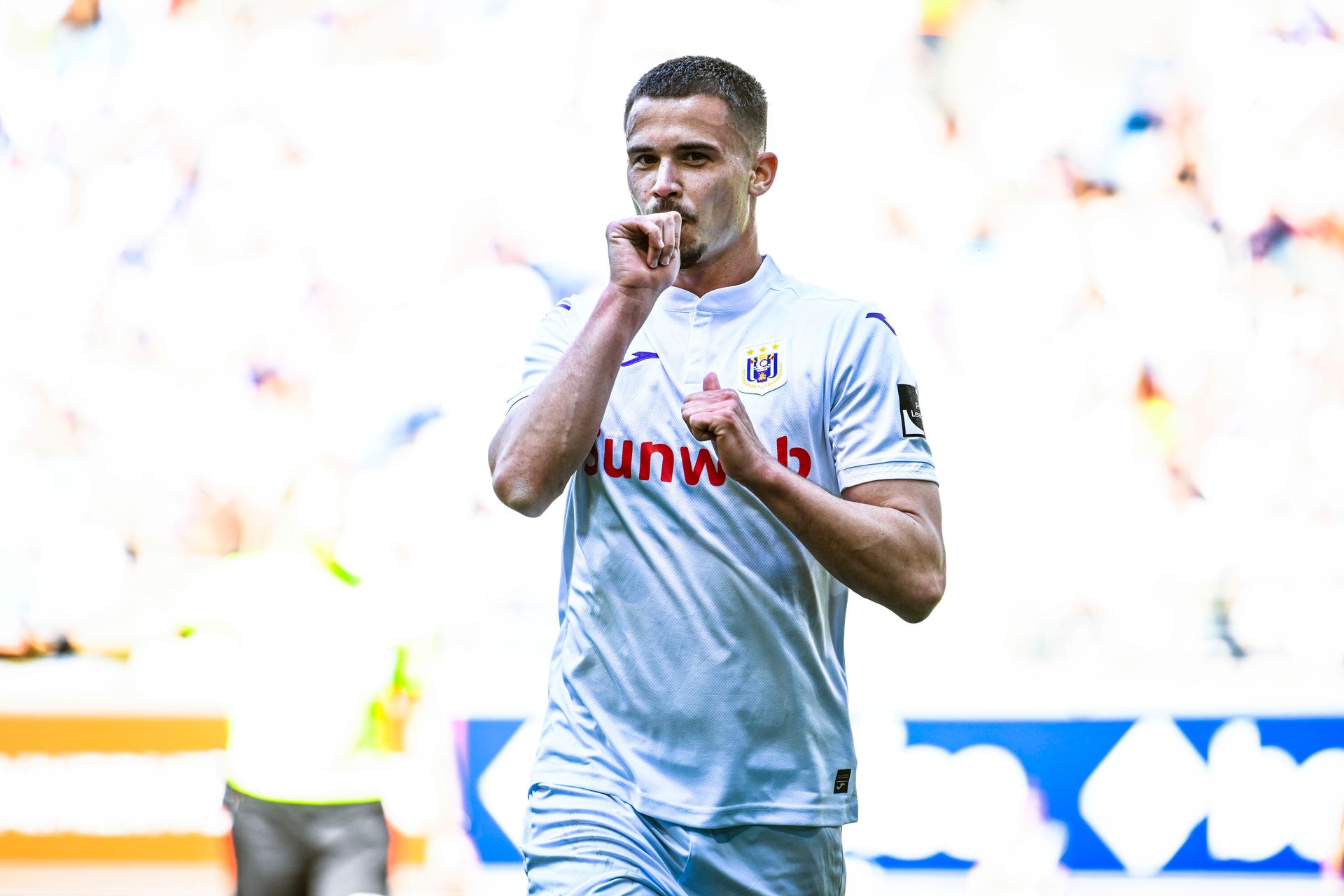 Anderlecht's Leander Dendoncker celebrates after scoring during a soccer match between KAA Gent and RSC Anderlecht, Sunday 27 April 2025 in Gent, on day 6 (out of 10) of the Champions' Play-offs of the 2024-2025 'Jupiler Pro League' first division of the Belgian championship. BELGA PHOTO TOM GOYVAERTS