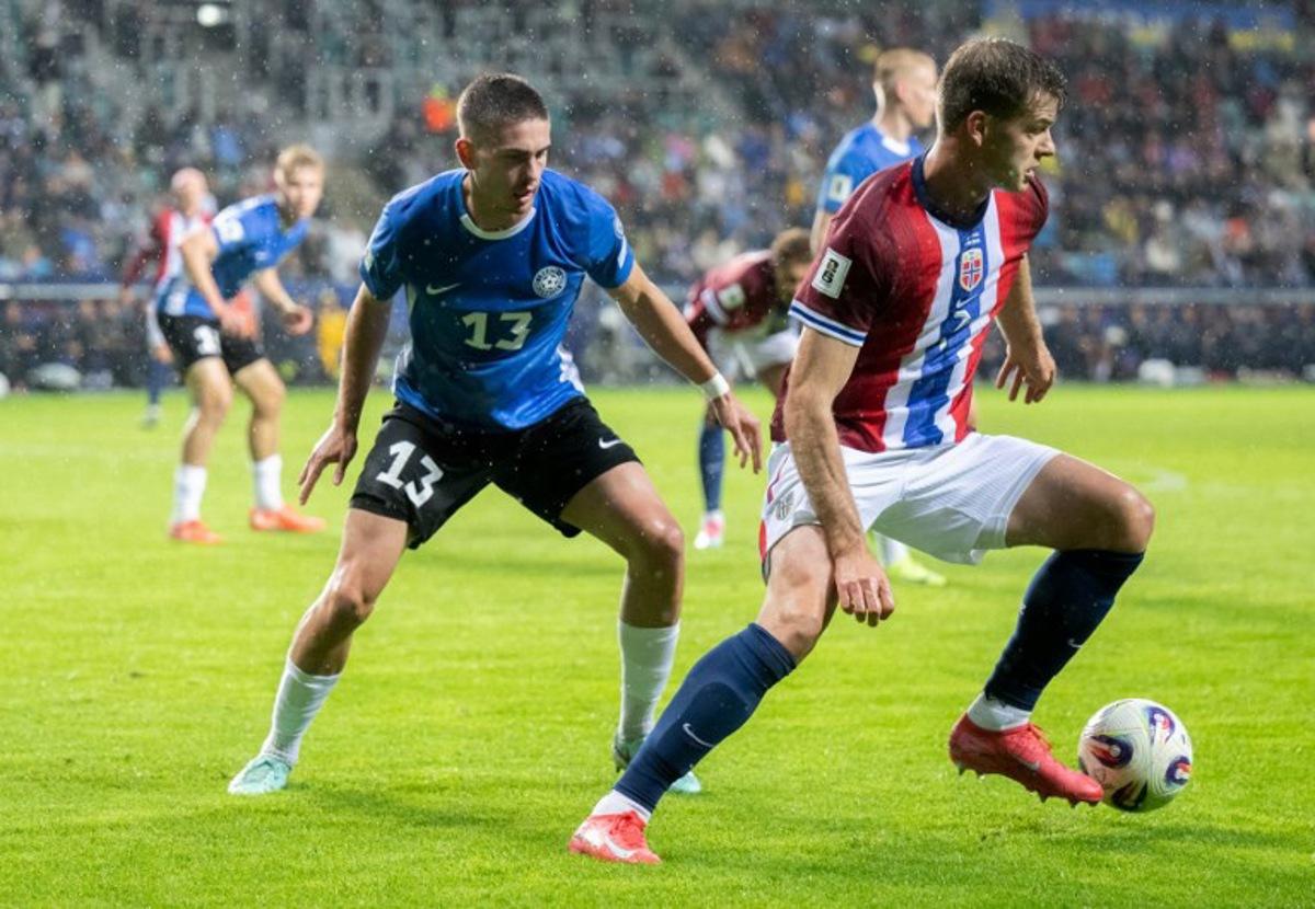 Norway's defender #05 David Moller Wolfe (R) and Estonia's defender #13 Maksim Paskotsi vie for the ball during the FIFA World Cup 26 UEFA Qualifying football match between Estonia and Norway in Tallinn on June 9, 2025.  RAIGO PAJULA / AFP