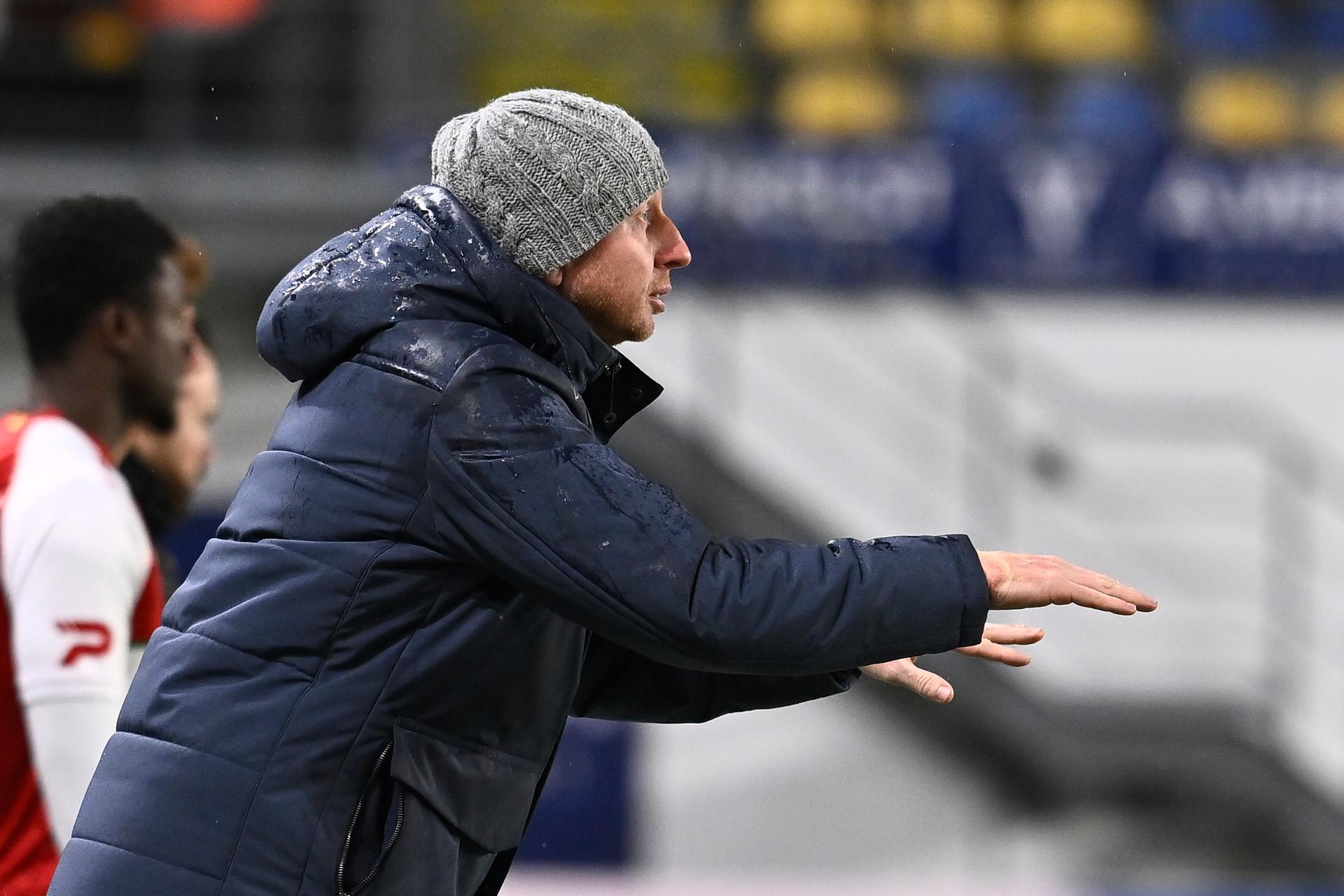 Essevee's head coach Sven Vandenbroeck pictured during a soccer match between Sint-Truidense V.V. and Zulte Waregem, Sunday 15 February 2026 in Sint-Truiden, on day 25 of the 2025-2026 'Jupiler Pro League' first division of the Belgian championship. BELGA PHOTO JOHAN EYCKENS