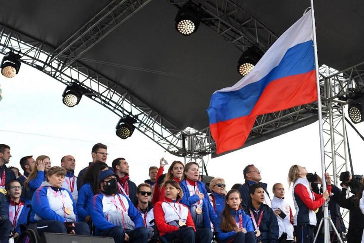 Russian Paralympians gather on the stage at Red Square during a welcoming ceremony in Moscow on September 6, 2021 upon the Russian Paralympic team's arrival from the Tokyo 2020 Paralympic Games.  NATALIA KOLESNIKOVA / AFP