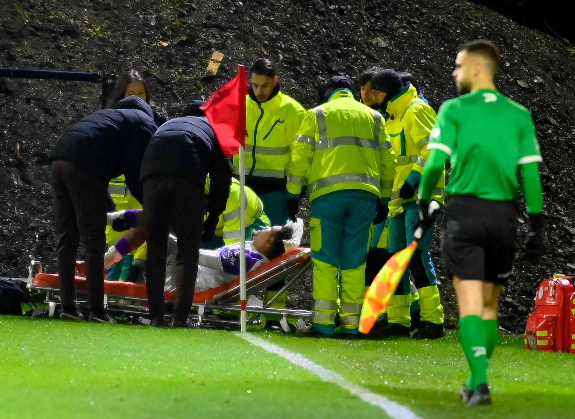 Beerschot's Marco Weymans leaves the pitch after being injured during a soccer game between Royal Olympic Charleroi and Beerschot VA, Sunday 23 November 2025 in Charleroi, on day 14 of the 2025-2026 'Challenger Pro League' 1B second division of the Belgian championship. BELGA PHOTO JOHN THYS