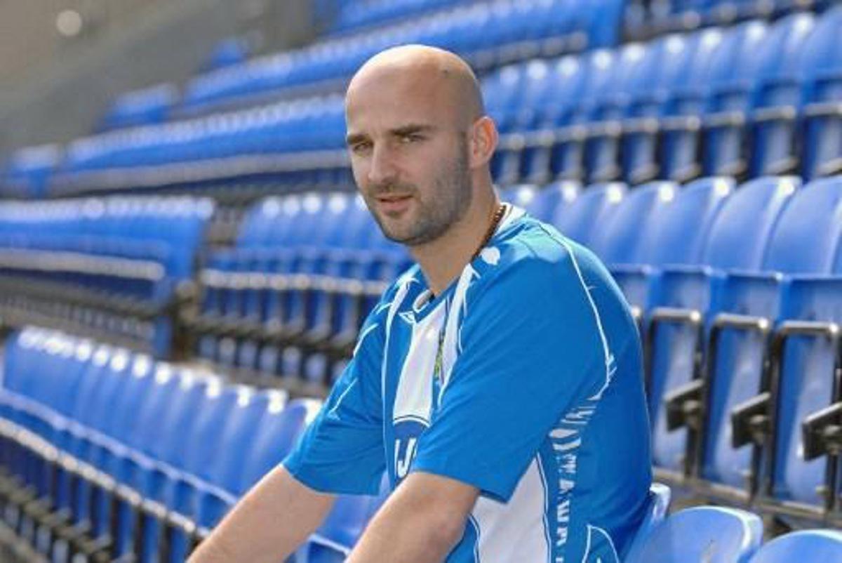 French footballer Antoine Sibierski poses for photographs at Wigan Athletic stadium 05 June 2007, after joining the north-west English Premiership Club on a free transfer from Newcastle United. Sibierski joined Newcastle last summer after three years at Manchester City, and has now signed a deal with Wigan for two years. AFP Photo/Paul Barker DV

