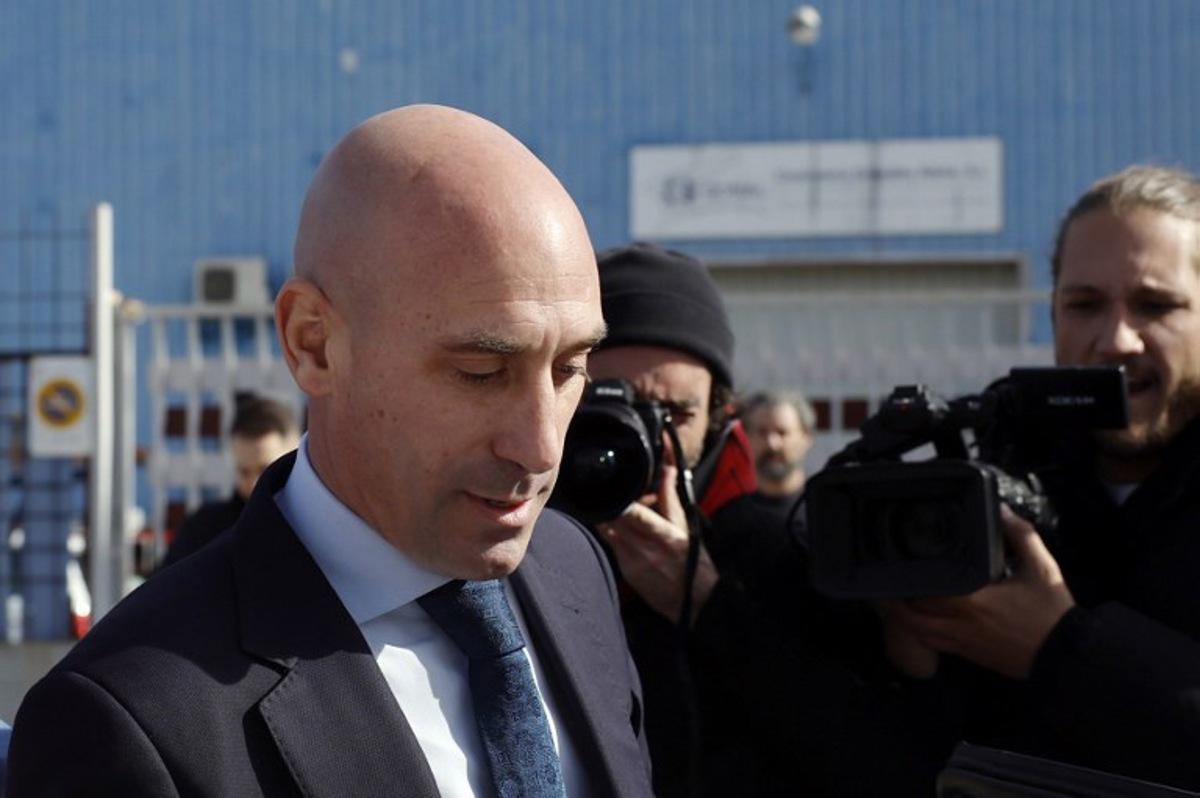 Members of the media surround former president of the Spanish football federation Luis Rubiales as he leaves the court of San Fernando de Henares, east of Madrid, on February 14, 2025, on the last day of his trial for sexual assault. The trial of former Spanish football chief Luis Rubiales for the kiss he imposed on player Jenni Hermoso during the 2023 World Cup final concluded today and is now awaiting a verdict, which could arrive in the coming weeks. OSCAR DEL POZO / AFP