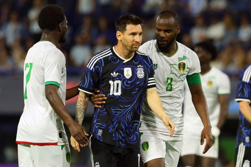 Mauritania's defender #03 Aly Abeid talks to Argentina's forward #10 Lionel Messi during a friendly football match between Argentina and Mauritania at La Bombonera stadium in Buenos Aires on March 27, 2026.  ALEJANDRO PAGNI / AFP