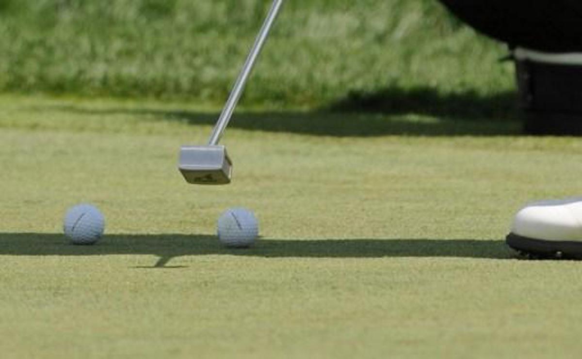 Vijay Singh of Fiji uses an unusual putter on the 11th green during a practice round for the 90th PGA Championship on August 6, 2008 at Oakland Hills Country Club in Bloomfield Township, Michigan. Play starts on August 7.  AFP PHOTO/Stan HONDA