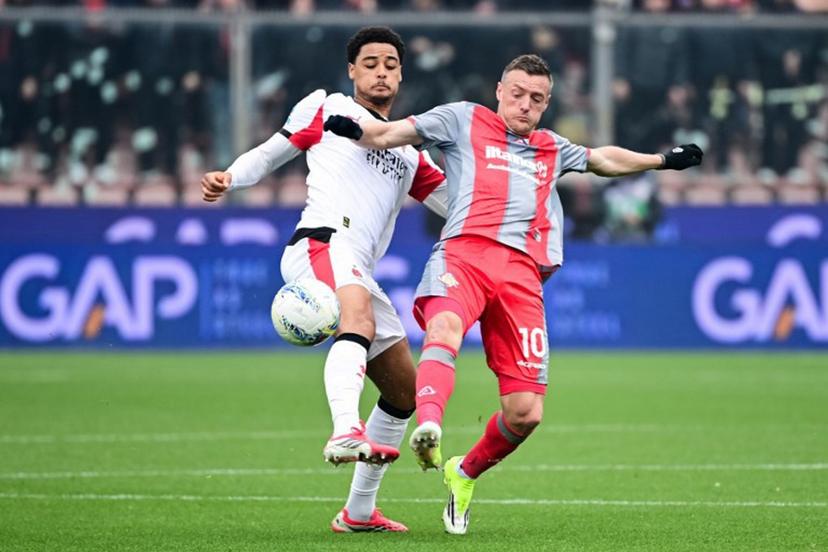 AC Milan's Belgian defender #5 Koni De Winter fights for the ball with Cremonese's English forward #10 Jamie Vardy during the Italian Serie A football match between Cremonese and AC Milan at the Giovanni Zini Stadium in Cremona on March 1, 2026.  Piero CRUCIATTI / AFP