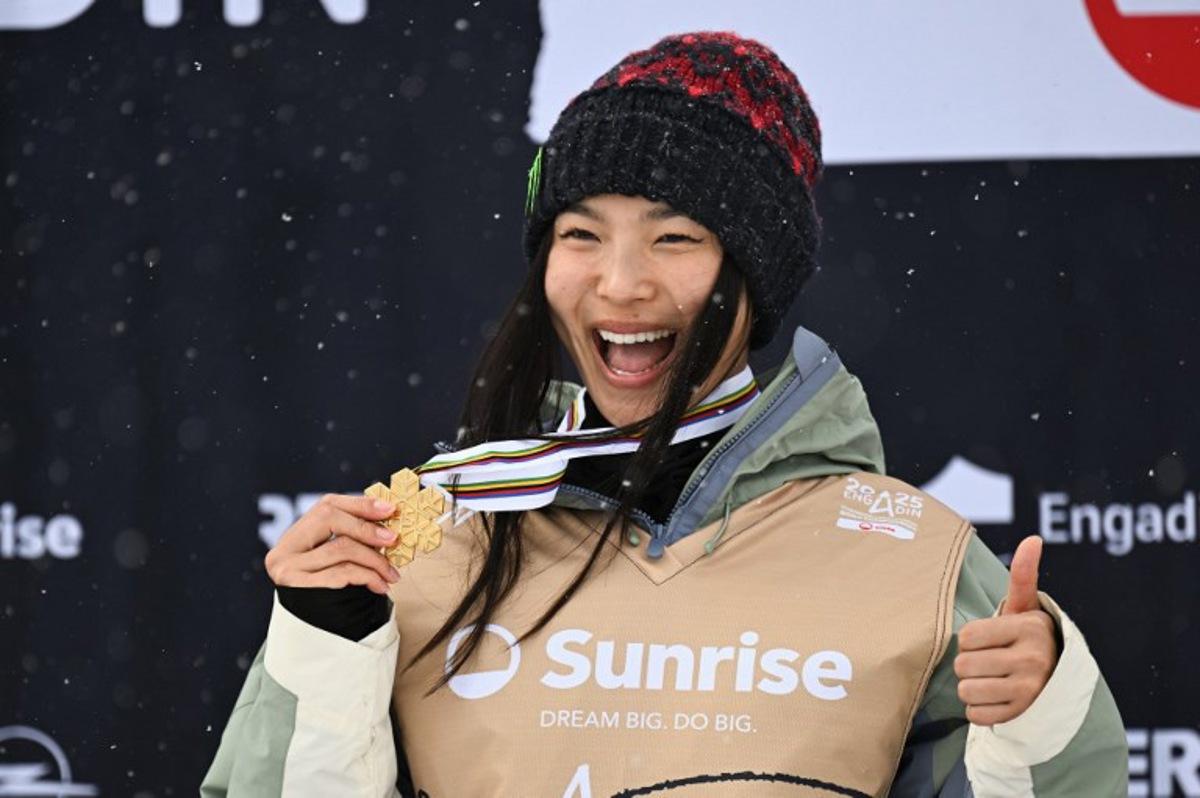 Gold medallist US Chloe Kim celebrates during the podium ceremony of the Women's Snowboard Halfpipe Final at the FIS Snowboard, Freestyle and Freeski World Championships 2025 in St. Moritz, on March 29, 2025.   Fabrice COFFRINI / AFP