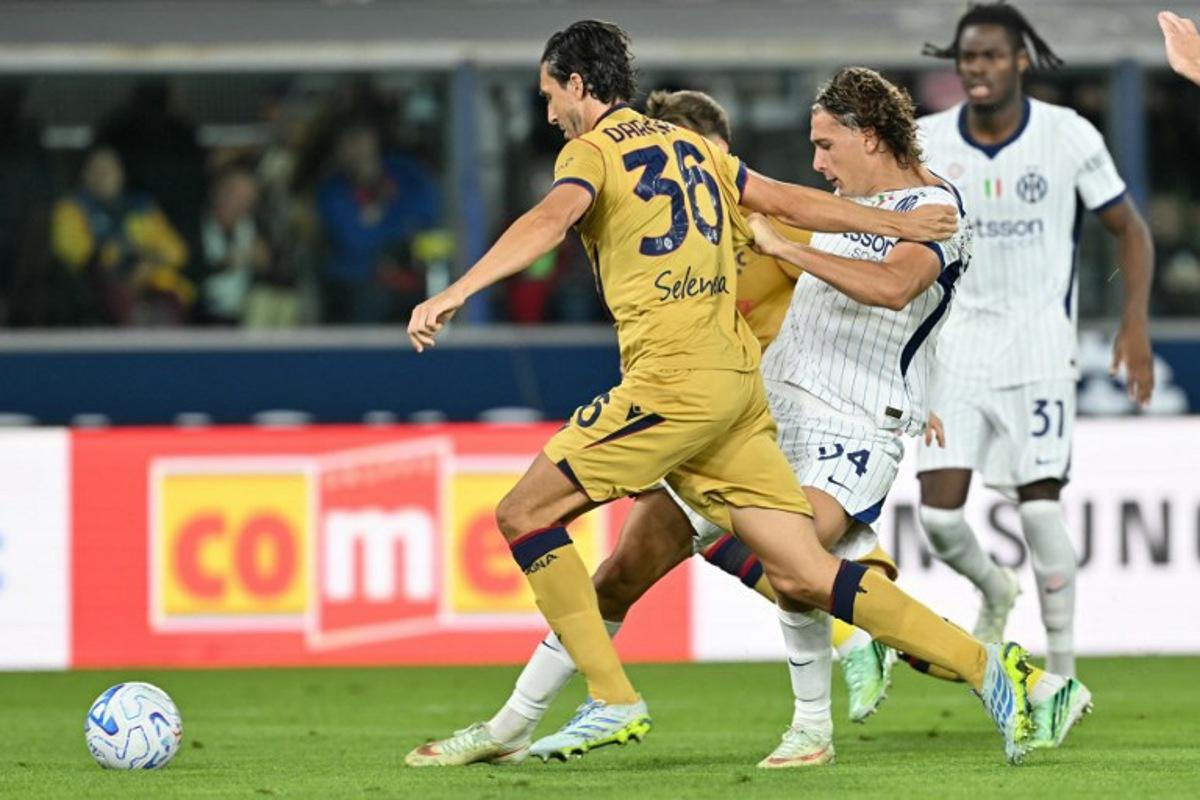 Inter Milan's Italian forward #94 Pio Esposito fights for the ball with Bologna's Italian defender #36 Matteo Darmian during the Italian Serie A football match between Bologna and Inter Milan at the Renato Dall'Ara stadium in Bologna on October 17, 2026.  Stefano RELLANDINI / AFP