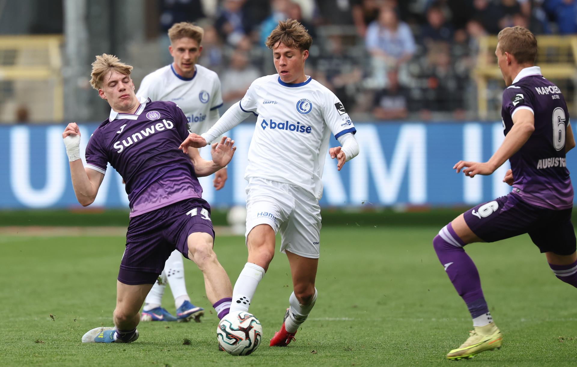 Anderlecht's Nathan De Cat and Gent's Tibe De Vlieger fight for the ball during a soccer match between RSCA Anderlecht and KAA Gent, Sunday 12 April 2026 in Gent, on the second day of the Champion's Play-off (PO1) of the 2025-2026 'Jupiler Pro League' first division of the Belgian championship. BELGA PHOTO VIRGINIE LEFOUR