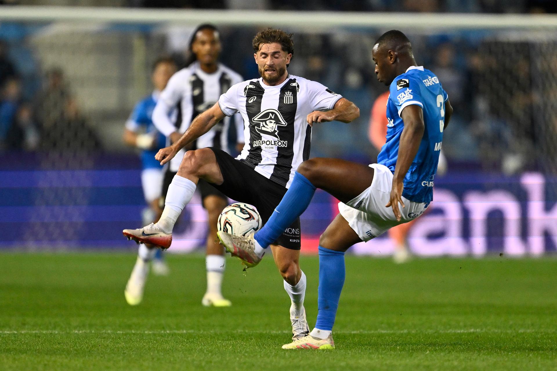 Charleroi's Antoine Bernier and Genk's Mujaid Sadick fight for the ball during a soccer match between KRC Genk and Sporting Charleroi, Wednesday 17 September 2025 in Genk, a postponed game of day 5 of the 2025-2026 'Jupiler Pro League' first division of the Belgian championship. BELGA PHOTO JOHAN EYCKENS