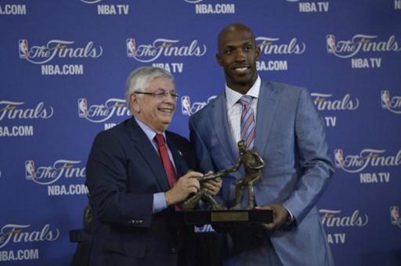 NBA Commissioner David Stern (L) awards Chauncey Billups of the Los Angeles Clippers the first Twyman-Stokes Teammate of the Year Award before Game 2 of the NBA Finals at the American Airlines Arena June 9, 2013 in Miami, Florida.  AFP PHOTO/Brendan SMIALOWSKI