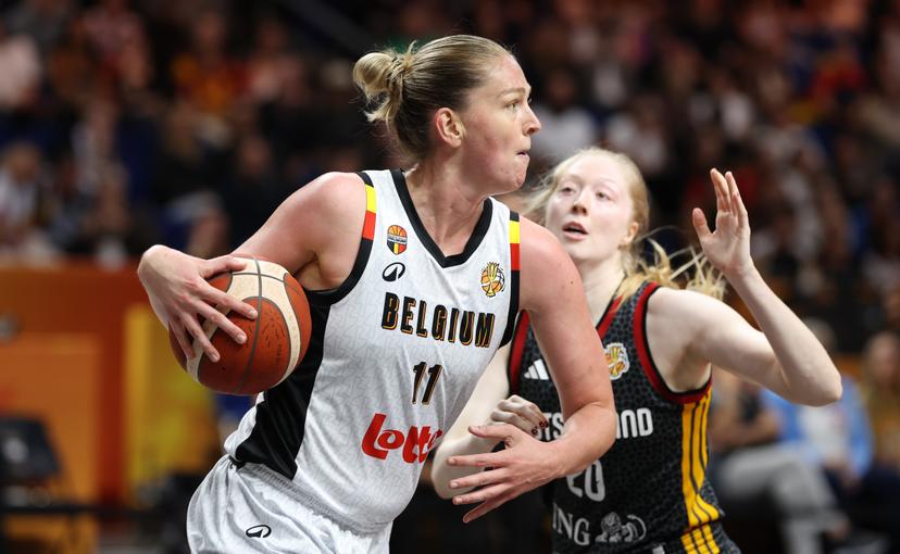 Belgium's Emma Meesseman and Germany's Frieda Bühner fight for the ball during a basketball game between Germany and Belgium national team Belgian Cats, a quarter final  game at the FIBA Women's Basketball World Cup, on Thursday 10 September 2026, in Berlin, Germany. The FIBA Women's Basketball World Cup takes place in Berlin from 4 to 13 September 2026. BELGA PHOTO VIRGINIE LEFOUR