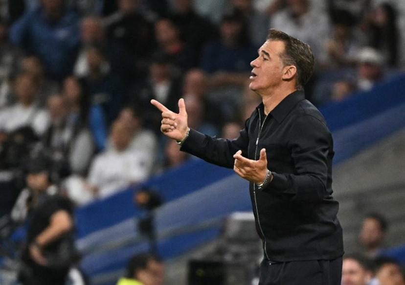 Alaves' Spanish coach Luis Garcia Plaza gestures on the touchline during the Spanish league football match between Real Madrid CF and Deportivo Alaves at the Santiago Bernabeu stadium in Madrid on September 24, 2024.  JAVIER SORIANO / AFP