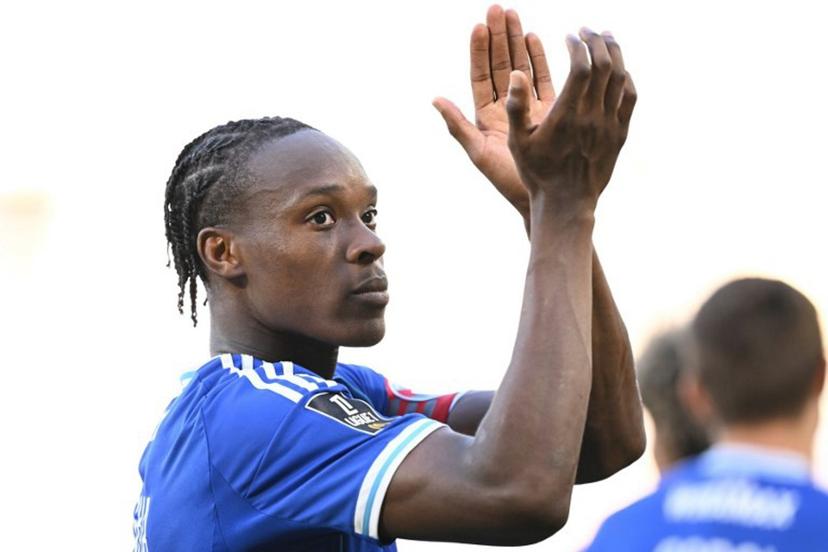 Strasbourg's Dutch-Nigerian forward #10 Emanuel Emegha cheers supporters at the end of the French L1 football match between RC Strasbourg Alsace and FC Nantes at Stade de la Meinau in Strasbourg, eastern France on August 24, 2025.   SEBASTIEN BOZON / AFP