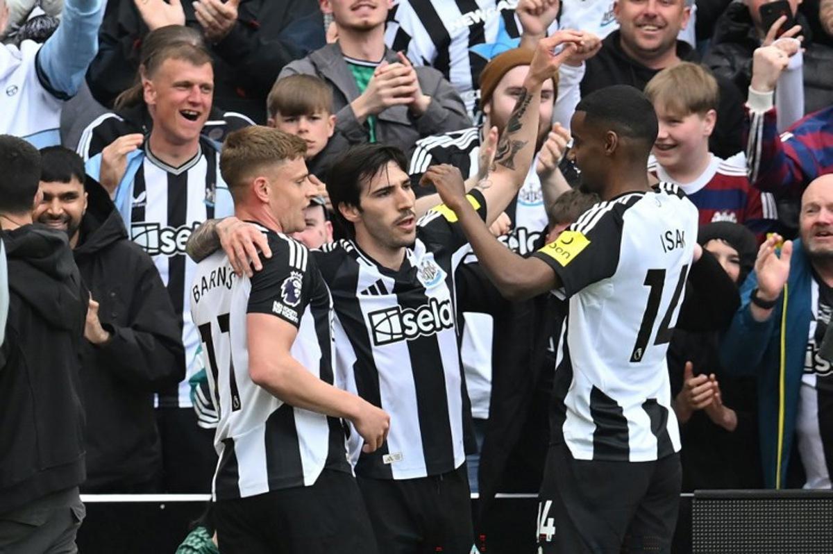 Newcastle United's Italian midfielder #08 Sandro Tonali (C) celebrates with teammates after scoring the opening goal of the English Premier League football match between Newcastle United and Manchester United at St James' Park in Newcastle-upon-Tyne, north east England on April 13, 2025.  ANDY BUCHANAN / AFP