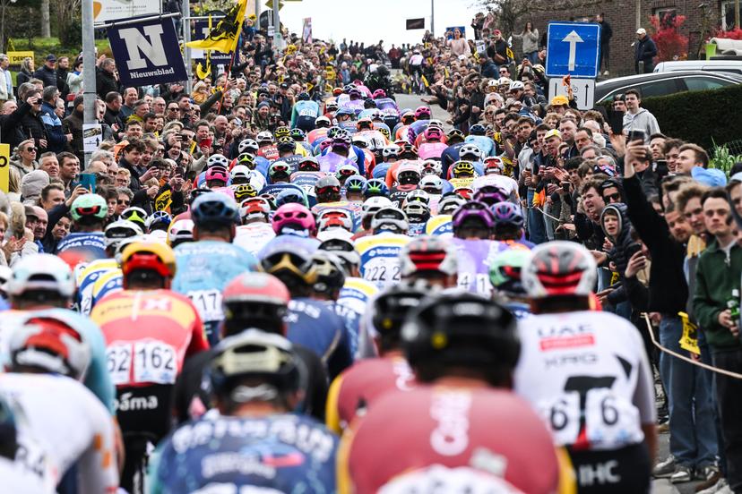 The peloton pictured in action on Berendries during the men's race of the 'Ronde van Vlaanderen/ Tour des Flandres/ Tour of Flanders' UCI WorldTour one day cycling race, 278km with start and finish in Antwerpen, Sunday 05 April 2026. BELGA PHOTO POOL DARIO BELINGHERI