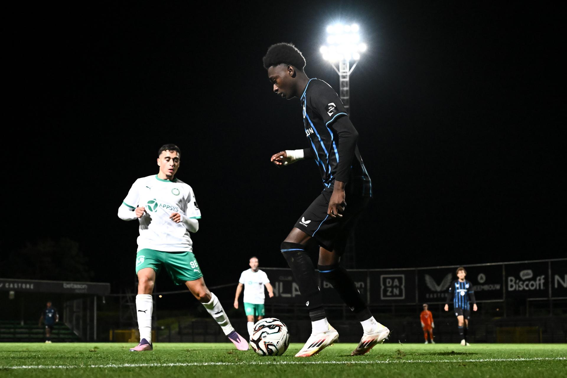 Lommel's Mo Salah El Boukammiri and Club's Jesse Bisiwu fight for the ball during a soccer game between Club NXT and Lommel SK, Wednesday 24 September 2025 in Roeselare, on day 7 of the 2025-2026 'Challenger Pro League' 1B second division of the Belgian championship. BELGA PHOTO MAARTEN STRAETEMANS