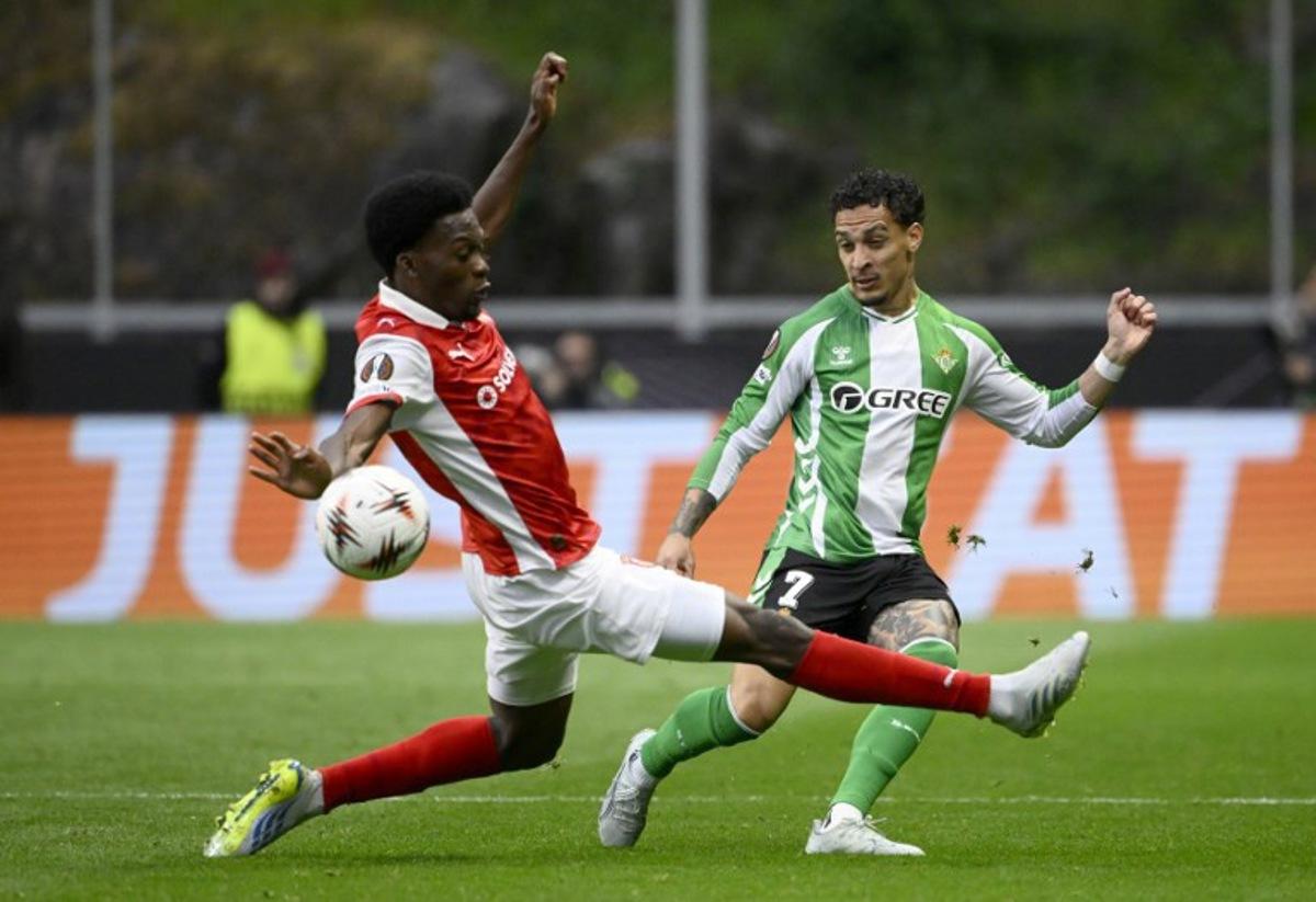Real Betis' Brazilian forward #07 Antony fights for the ball with Sporting Braga's French midfielder #29 Jean-Baptiste Gorby during the UEFA Europa League quarter final first leg football match between SC Braga and Real Betis at Municipal stadium of Braga, on April 8, 2026.  Miguel RIOPA / AFP