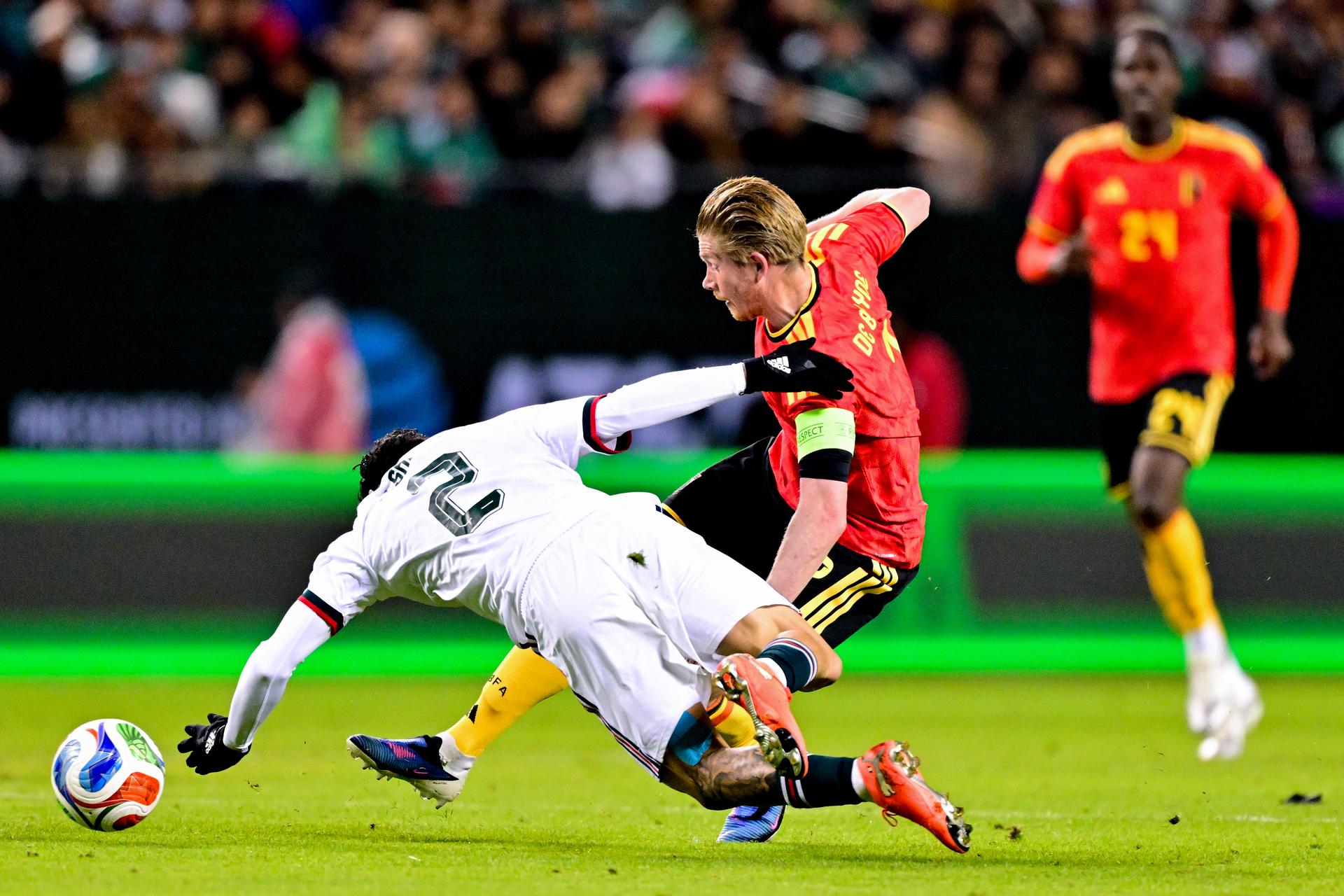 Mexico's Jorge Sanchez and Belgium's Kevin De Bruyne pictured during a friendly soccer game between the Mexican national team and Belgian national soccer team Red Devils in Chicago, on Wednesday 01 April 2026, in preparation for the 2026 World Cup. BELGA PHOTO DIRK WAEM