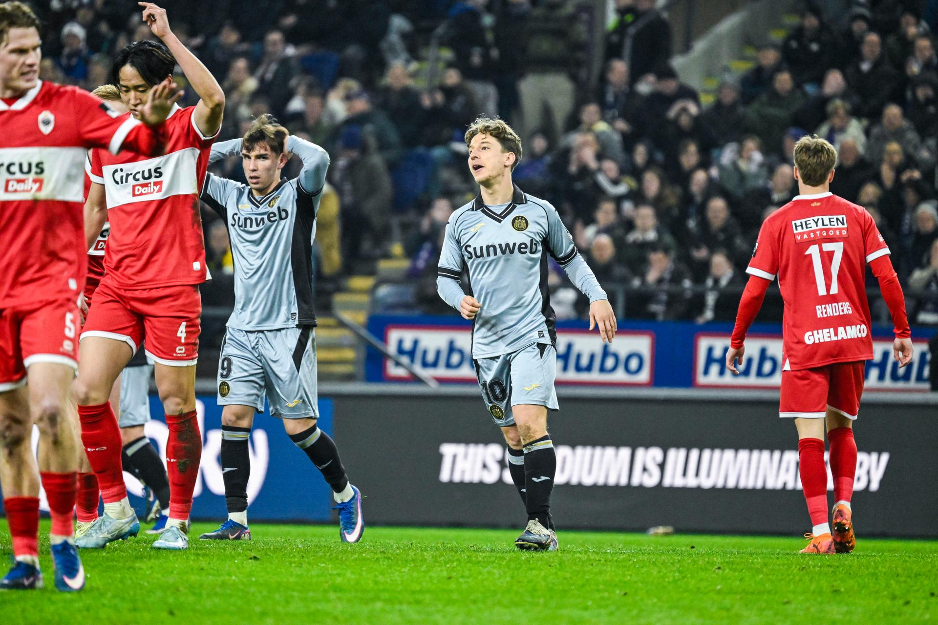 Anderlecht's Yari Verschaeren reacts after missing a chance during a soccer game between RSC Anderlecht and Royal Antwerp FC, in the first leg of the 1/2 final of the Croky Cup Belgian cup, Thursday 05 February 2026 in Antwerp. BELGA PHOTO TOM GOYVAERTS