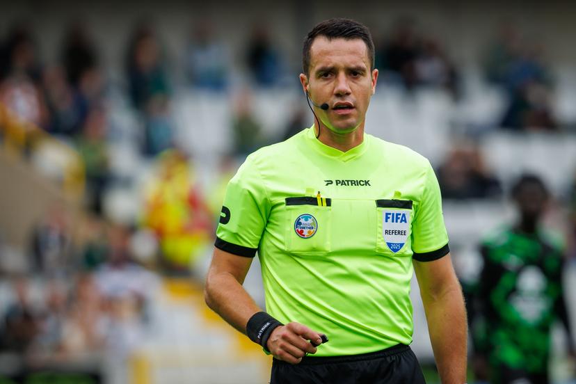 referee Jasper Vergoote pictured during a soccer match between Cercle Brugge K.S.V. and Sporting Charleroi, Sunday 14 September 2025 in Brugge, on day 7 of the 2025-2026 'Jupiler Pro League' first division of the Belgian championship. BELGA PHOTO KURT DESPLENTER