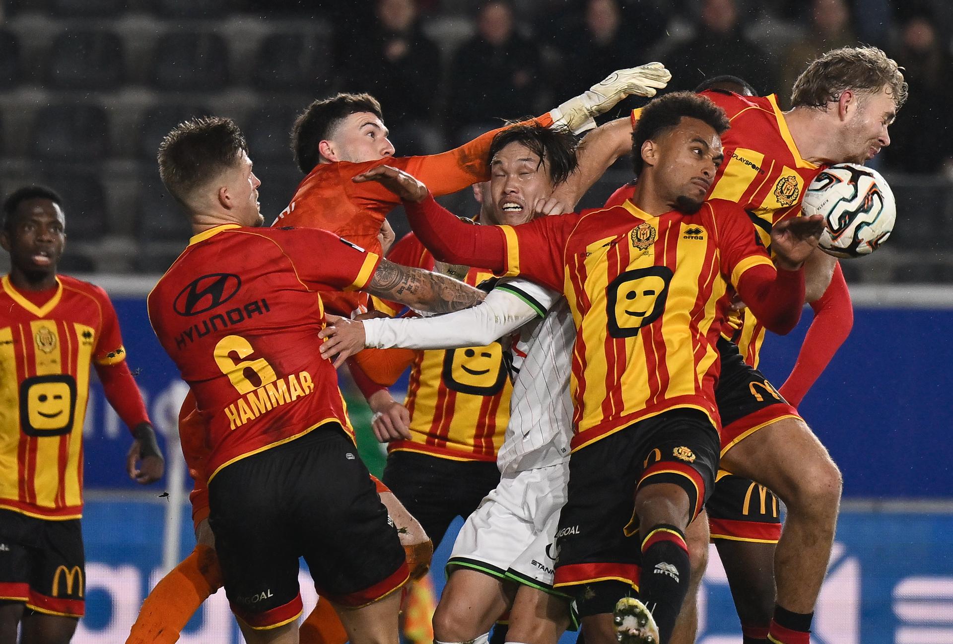 Mechelen's goalkeeper Nacho Miras, OHL's Takuma Omimami, Mechelen's Tommy St. Jago and Mechelen's Bouke Boersma fight for the ball during a soccer match between Oud-Heverlee Leuven and KV Mechelen, Sunday 01 February 2026 in Leuven, on day 23 of the 2025-2026 'Jupiler Pro League' first division of the Belgian championship. BELGA PHOTO JOHAN EYCKENS