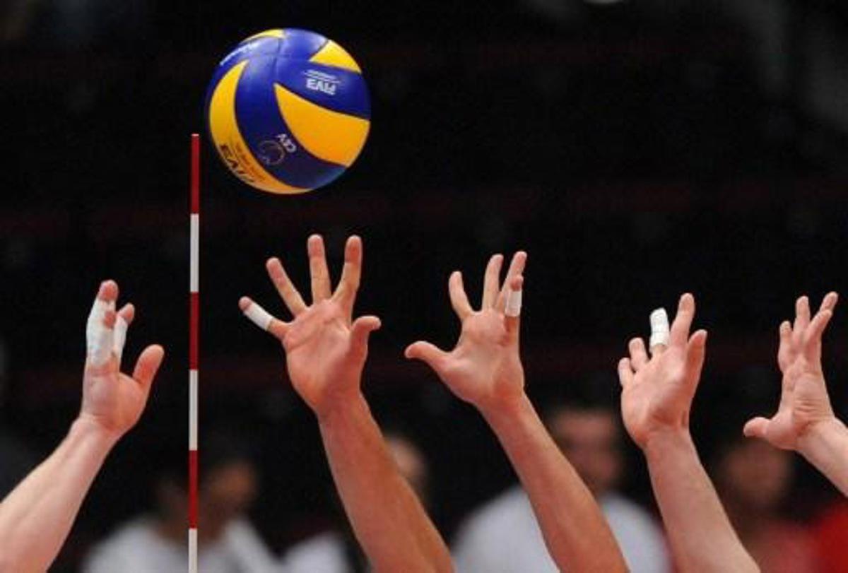 Ivan Zaytsev (L) of Italy spikes the ball over the net as Lukasz Tomas Zygadlo (C) and Piotr Nowakowski of Poland attempts to block it during the European Volleyball Championship men's semifinal match in Vienna on September 17, 2011.AFP PHOTO/SAMUEL KUBANI