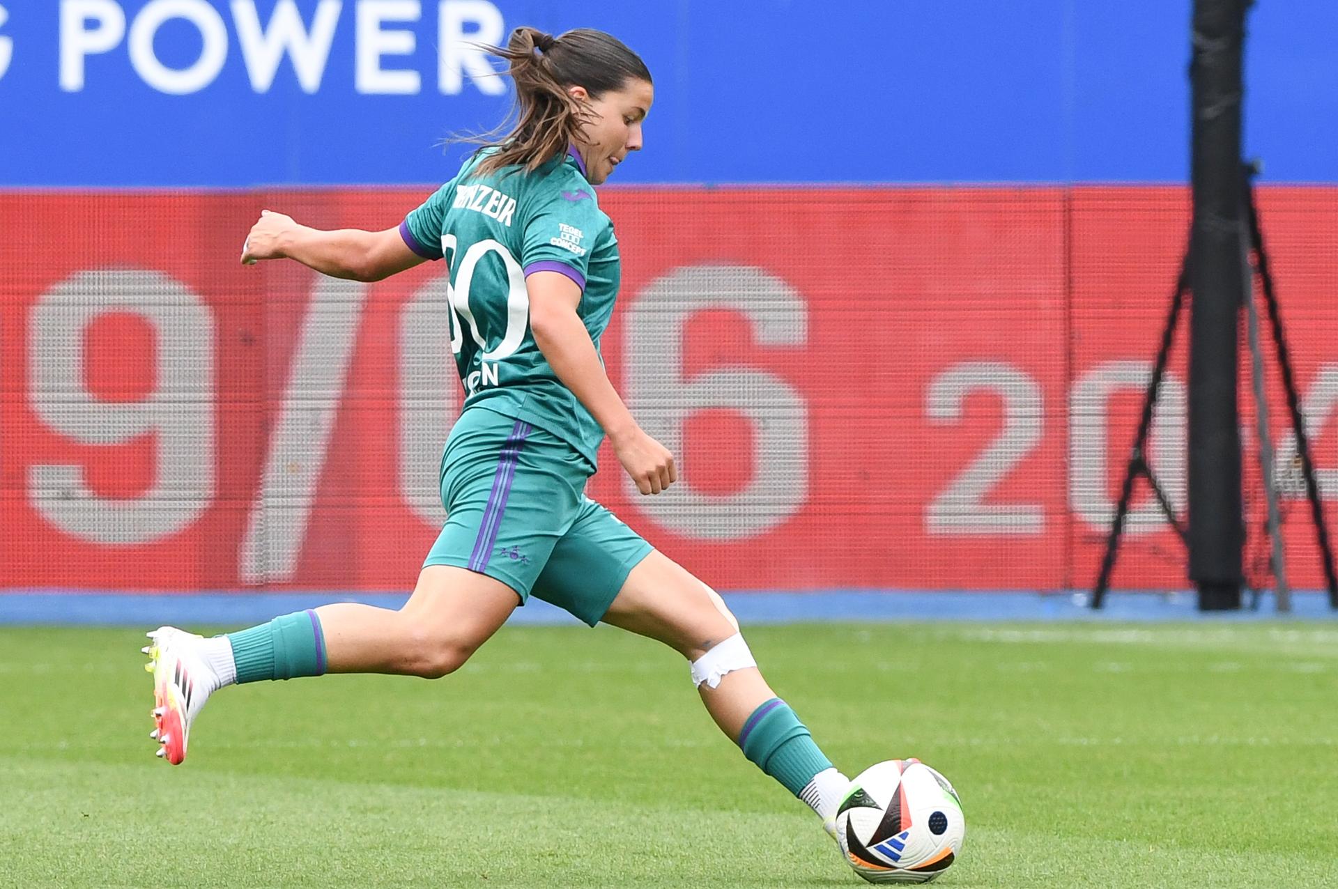 Anderlecht's Luna Vanzeir pictured in action during a soccer match between RSC Anderlecht and Standard Femina de Liege, the final of the Belgian Cup, in Heverlee, Monday 21 April 2025. BELGA PHOTO JILL DELSAUX