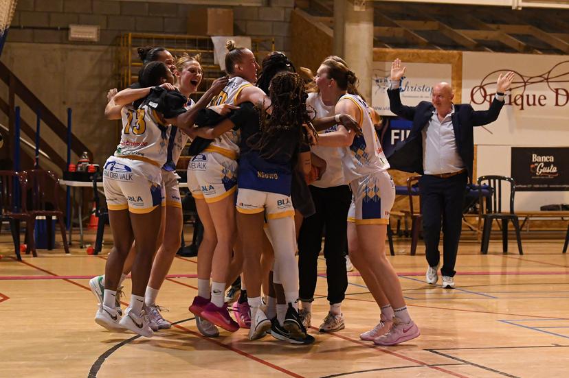 Castors' players celebrate after winning a basketball match between Royal Castors Braine and Kangoeroes Mechelen, Tuesday 22 April 2025, in Braine-l'Alleud, a 3rd leg best-of-3 game in the play-offs finals of the Women's Top Division Belgian basketball competition. BELGA PHOTO JILL DELSAUX