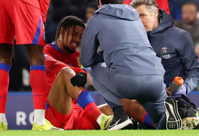 Paris Saint-Germain's French forward #29 Bradley Barcola (C) reacts during the UEFA Champions League round of 16 second leg football match between Chelsea FC and Paris Saint Germain (PSG) at Stamford Bridge, west London on March 17, 2026.  FRANCK FIFE / AFP