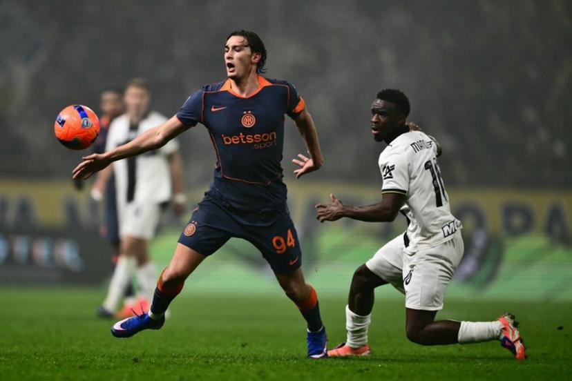 Inter Milan's Italian forward #94 Pio Esposito fights for the ball with Parma's Belgian midfielder #16 Mandela Keita during the Italian Serie A football match between Parma and Inter Milan at the Ennio Tardini stadium in Parma on January 7, 2026.  Marco BERTORELLO / AFP