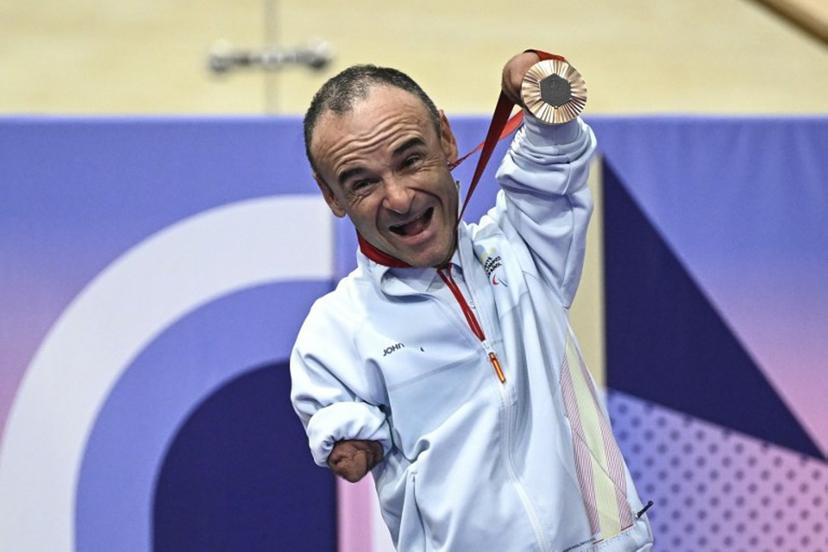 Bronze medalist Spain's Ricardo Ten Argiles celebrates on the podium of the men's C1 3000m cycling individual pursuit track event during the Paris 2024 Paralympic Games at The Saint-Quentin-en-Yvelines National Velodrome in Montigny-le-Bretonneux, south-west of Paris on August 29, 2024.  JULIEN DE ROSA / AFP