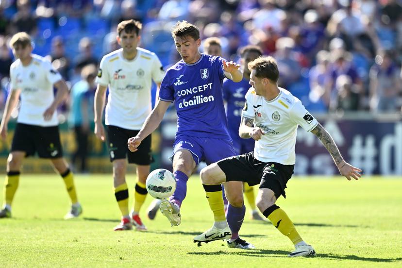 Patro Eisden's Reno Wilmots and Lokeren's Indy Boonen fight for the ball during a soccer match between Patro Eisden Maasmechelen and KSC Lokeren-Temse, Sunday 11 May 2025 in Lokeren, the return leg in the Promotion Play-off finals of the 2024-2025 'Challenger Pro League' 1B second division of the Belgian championship. BELGA PHOTO JOHAN EYCKENS