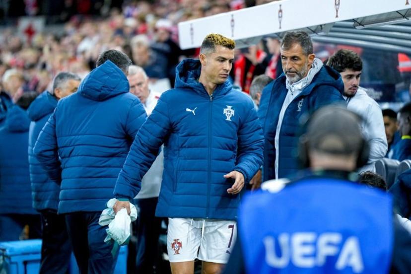 Portugal's forward #07 Cristiano Ronaldo walks to the bench ahead the UEFA Nations League Group A4 football match between Norway and Portugal in Oslo on September 27, 2026.  Cornelius Poppe / NTB / AFP
