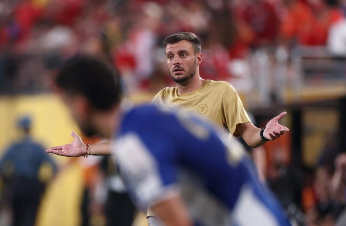FC Porto's Argentinian coach Martin Anselmi gestures during the FIFA Club World Cup 2025 Group A football match between Portugal's Porto FC and Egypt's Al-Ahly at the MetLife stadium in East Rutherford, New Jersey on June 23, 2025.  FRANCK FIFE / AFP