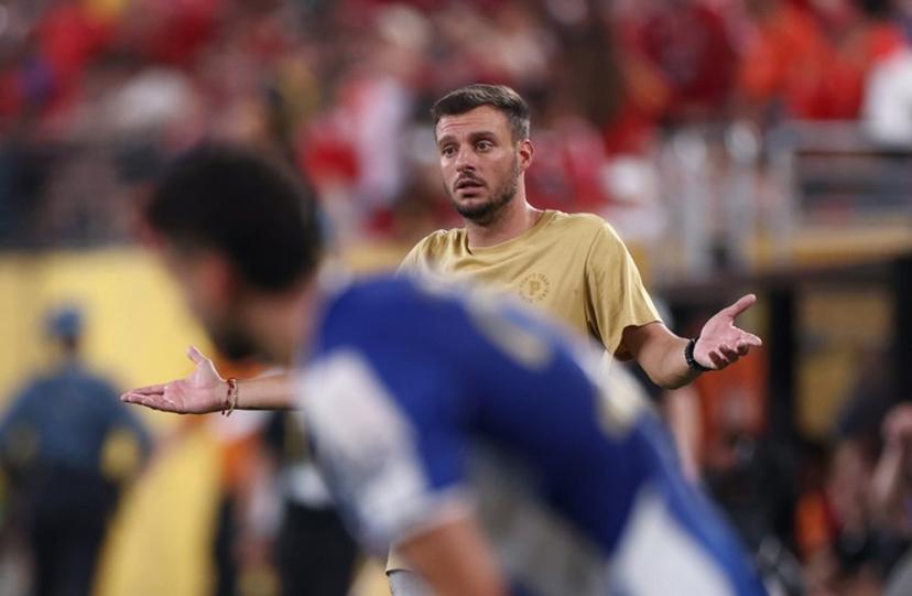 FC Porto's Argentinian coach Martin Anselmi gestures during the FIFA Club World Cup 2025 Group A football match between Portugal's Porto FC and Egypt's Al-Ahly at the MetLife stadium in East Rutherford, New Jersey on June 23, 2025.  FRANCK FIFE / AFP
