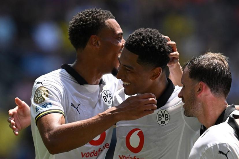 Borussia Dortmund's English midfielder #77 Jobe Bellingham (C) is congratulated by teammates after scoring his team's third goal during the FIFA Club World Cup 2025 Group F football match between South Africa's Mamelodi Sundowns and Germany's Borussia Dortmund at the TQL stadium in Cincinnati on June 21, 2025.  Federico PARRA / AFP