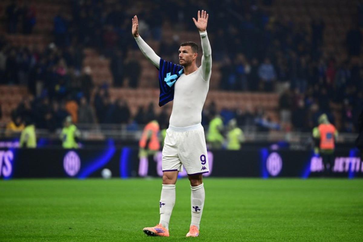 Fiorentina's Bosnian forward #09 Edin Dzeko greets Inter Milan's supporters at the end of the Italian Serie A football match between Inter Milan and Fiorentina at San Siro stadium in Milan, on October 29, 2025.  PIERO CRUCIATTI / AFP
