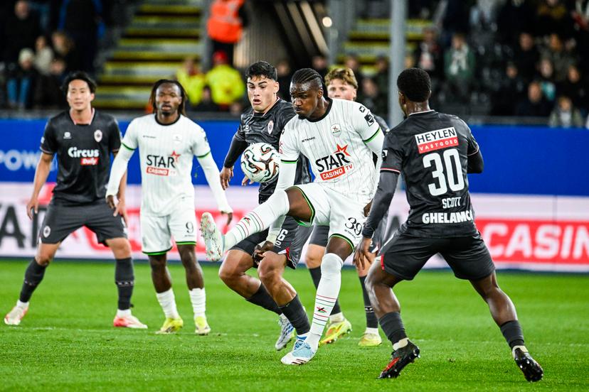 Antwerp's Mauricio Benitez and OHL's Sory Kaba pictured in action during a soccer match between Oud-Heverlee Leuven and Royal Antwerp FC, Friday 15 May 2026 in Leuven, on day 8 of the Europe Play-offs (PO2) of the 2025-2026 'Jupiler Pro League' first division of the Belgian championship. BELGA PHOTO TOM GOYVAERTS