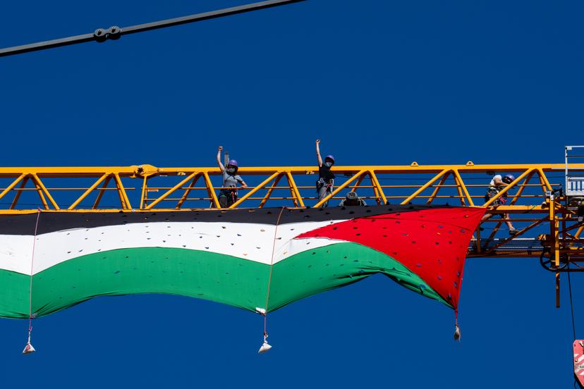 A giant Palestinian flag on a crane along a national demonstration of solidarity with the Palestinian people: "Red card for genocide, end complicity act now", in Brussels, on Sunday 07 September 2025. BELGA PHOTO MARIUS BURGELMAN