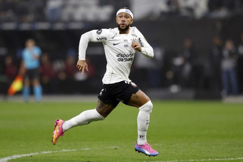 Corinthians' Dutch forward #10 Memphis Depay runs for the ball during the Copa Libertadores group stage football match between Brazil's Corinthians and Argentina's Platense at the Neo Quimica Arena stadium in Sao Paulo, Brazil on May 27, 2026.  Miguel SCHINCARIOL / AFP