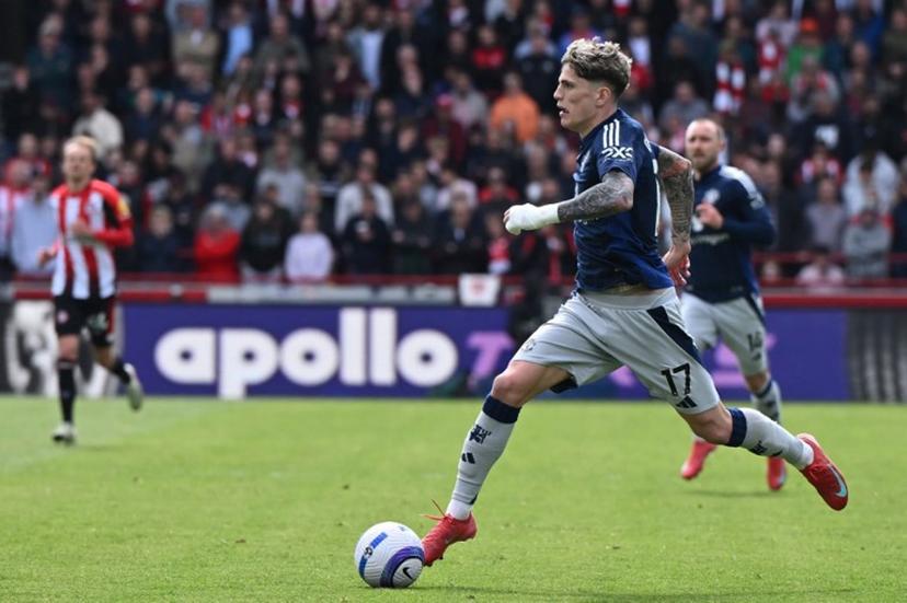 Manchester United's Argentinian midfielder #17 Alejandro Garnacho runs with the ball during the English Premier League football match between Brentford and Manchester United at the Gtech Community Stadium in London on May 4, 2025.  JUSTIN TALLIS / AFP